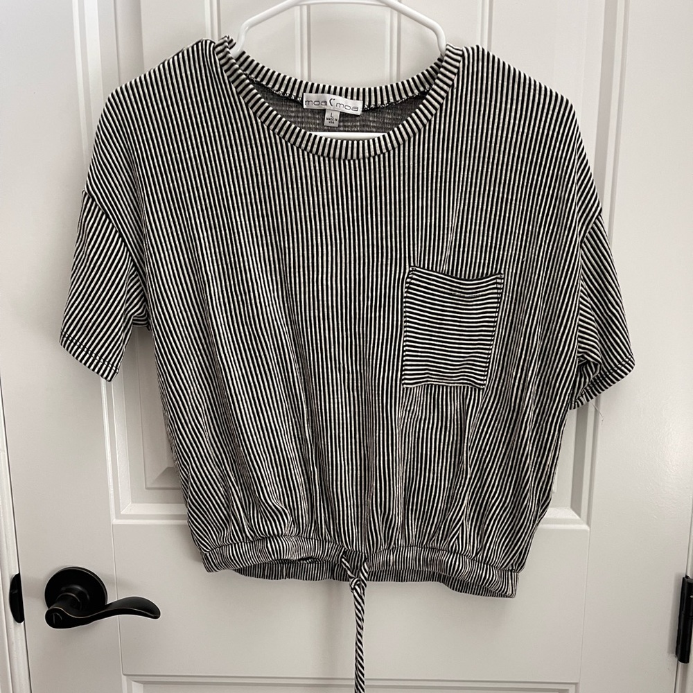 Large Black and white Short sleeve shirt.